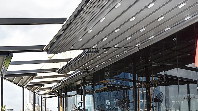 Pergotrax 14, pérgola retráctil de aluminio y lona